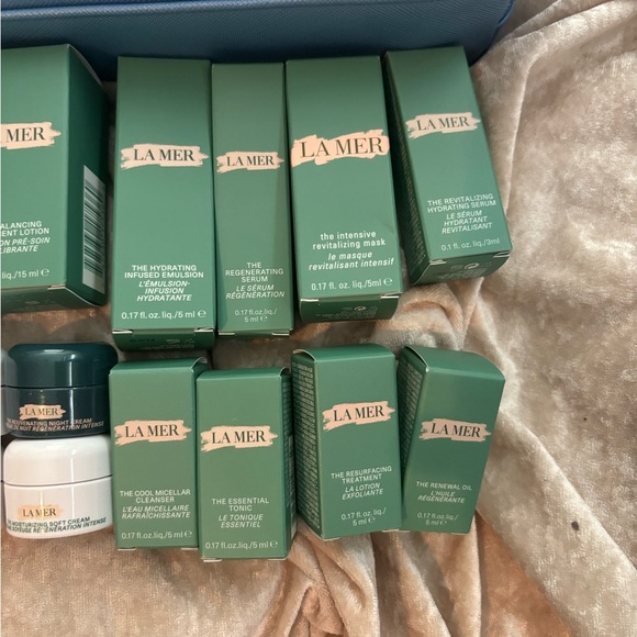 La Mer Skincare Collection with Blue Pouch - Picture 2 of 6